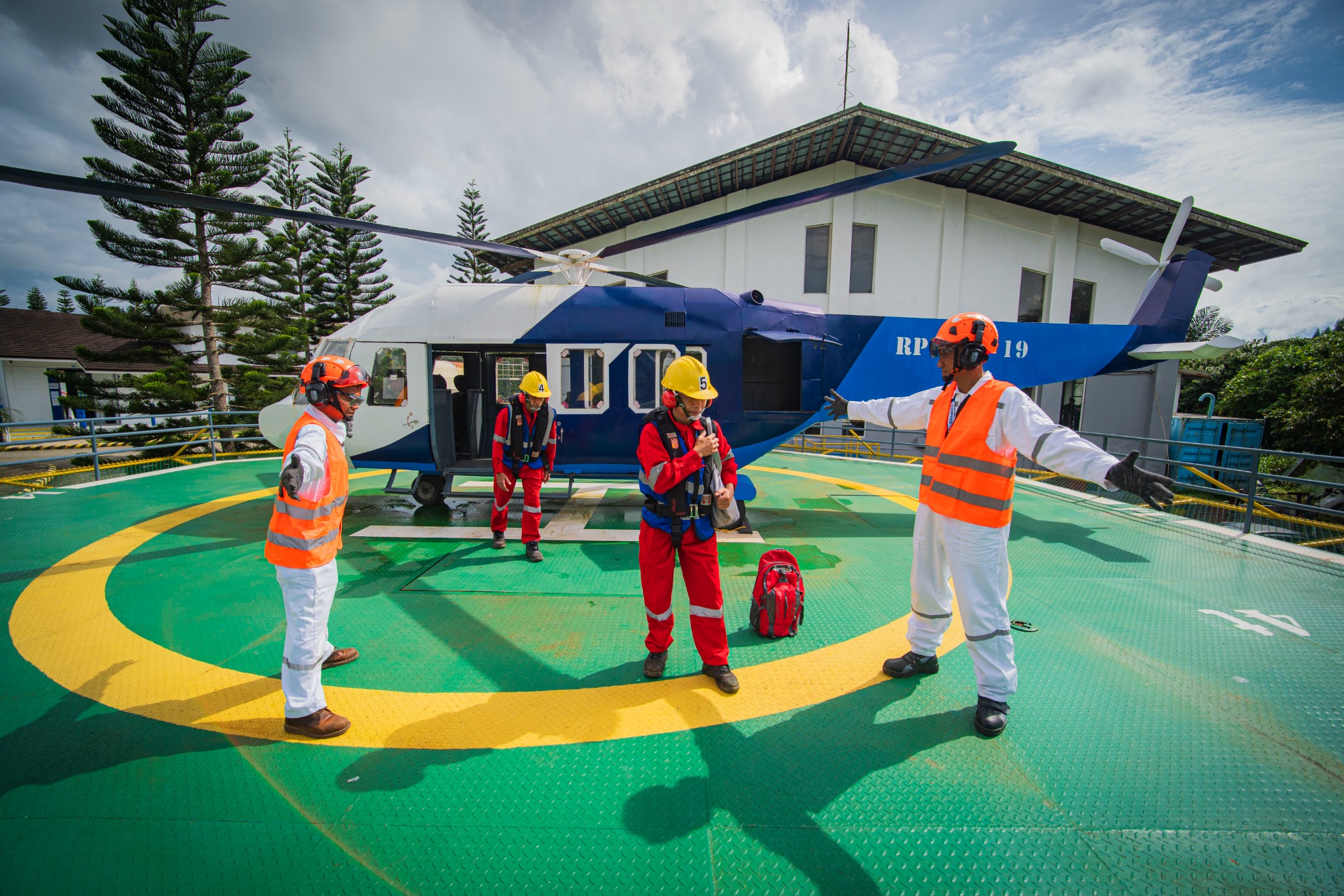 COMPASS Offshore helideck exercise with helicopter and trainees